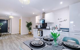 Deluxe New Build 2 Bedroom 2 Bathroom Apartment - Free Secure Parking